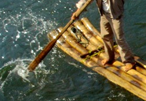 zattera di bambù per attraversare il fiume
